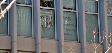 Foto portada: exterior de la Federació Catalana de Futbol, aquest matí. Autor: ACN.