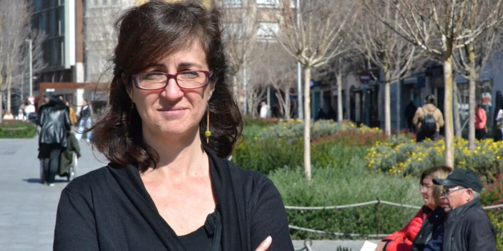 La sabadellenca Goretti Pérez, impulsora de la fira Vadevermut, al Passeig de la plaça Major. Autor: J.d.A.