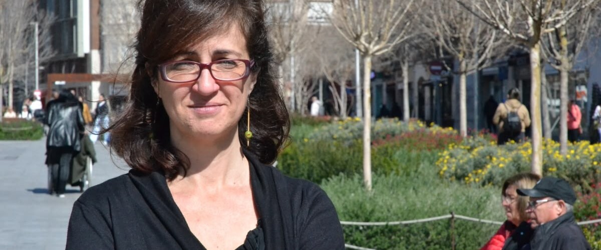La sabadellenca Goretti Pérez, impulsora de la fira Vadevermut, al Passeig de la plaça Major. Autor: J.d.A.