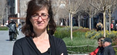 La sabadellenca Goretti Pérez, impulsora de la fira Vadevermut, al Passeig de la plaça Major. Autor: J.d.A.