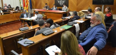Foto portada: un moment del ple municipal de març. Autor: J.d.A.
