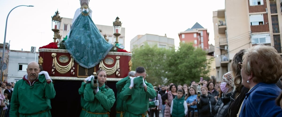Foto portada: la confraria del Crist de l'Amor a la processó de Can Puiggener, l'any passat. A la dreta una dona cantant saetes. Autora: Alba Garcia.