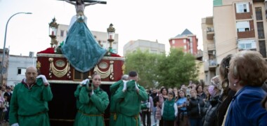 Foto portada: la confraria del Crist de l'Amor a la processó de Can Puiggener, l'any passat. A la dreta una dona cantant saetes. Autora: Alba Garcia.