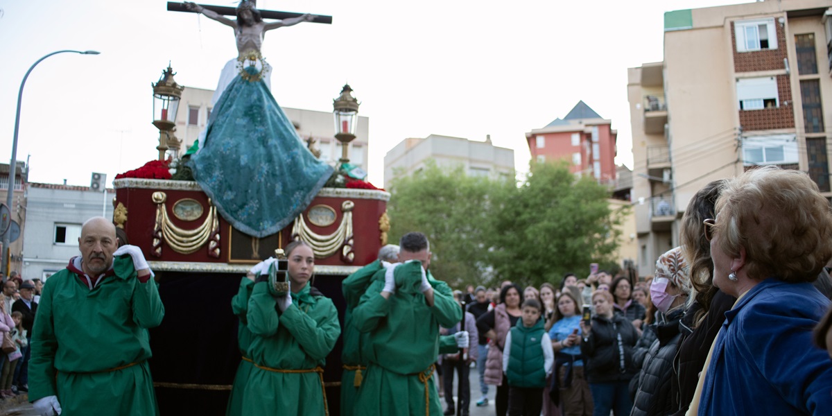 Foto portada: la confraria del Crist de l'Amor a la processó de Can Puiggener, l'any passat. A la dreta una dona cantant saetes. Autora: Alba Garcia.