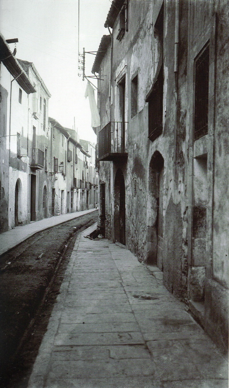 Carrer del Raval, cap al 1925, per fer.nos una idea com seria la vila a l'Antic Règim. Francesc Casañas/AHS
