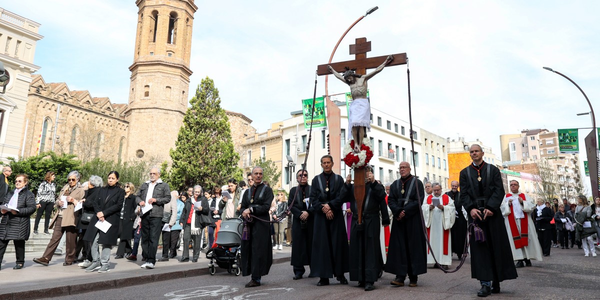 El ‘Via Crucis’ de Divendres Sant aplega centenars de fidels al Centre