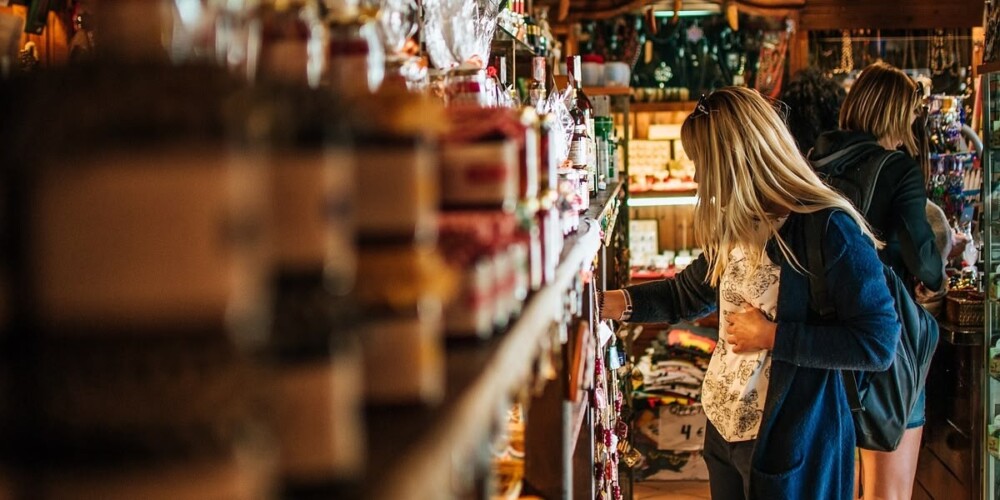 Una clienta, mirant els productes d'uina botiga. Autor: cedida,