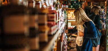 Una clienta, mirant els productes d'uina botiga. Autor: cedida,