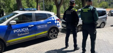 Foto portada: agents de la Policia Municipal i la Guàrdia Civil. Autor: @policiasabadell via Twitter.
