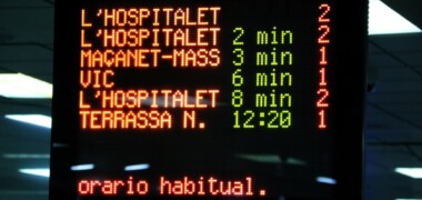 Foto portada: monitoris d'informació en una estació de Rodalies. Autor: ACN.