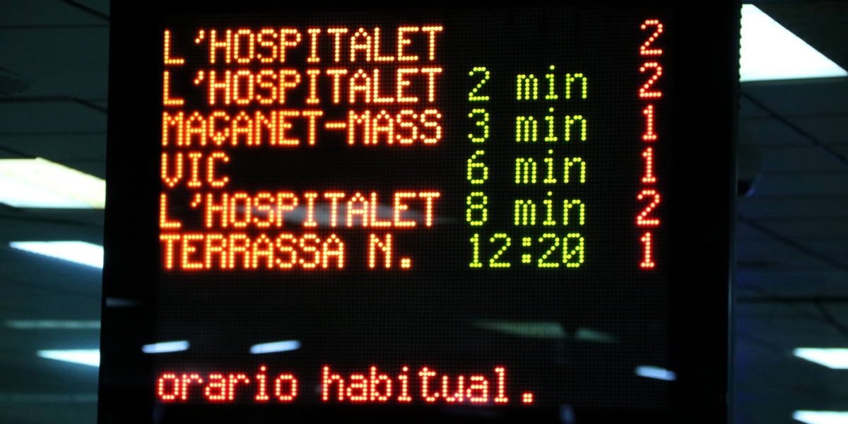 Foto portada: monitoris d'informació en una estació de Rodalies. Autor: ACN.