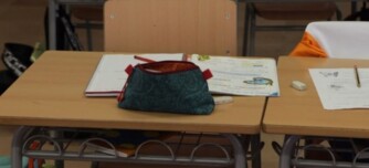 Foto portada: material escolar en un centre educatiu de Sabadell.