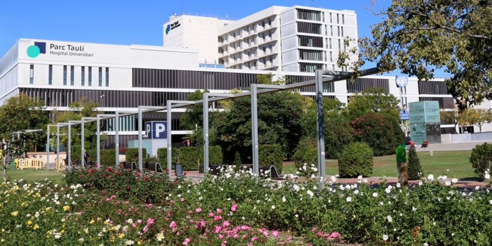 Foto portada: exterior de l'hospital de Sabadell. Autor: Parc Taulí.