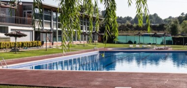 Foto portada: piscina exterior del Cercle Sabadellés. Autor: https://cerclesabadelles.cat/es/el-club/