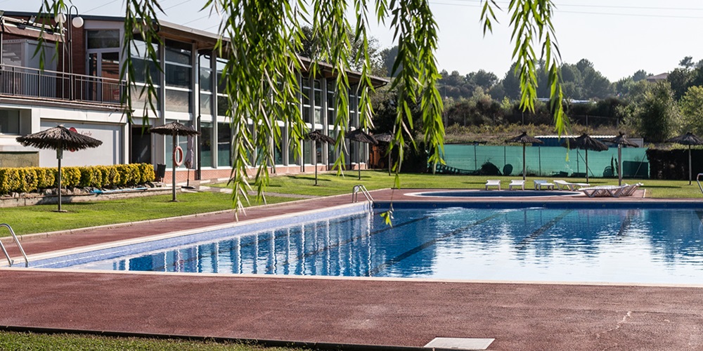 Foto portada: piscina exterior del Cercle Sabadellés. Autor: https://cerclesabadelles.cat/es/el-club/