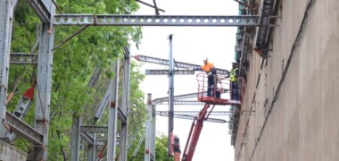 Operaris retirant les estructures metàl·liques de l'antiga fàbrica Bosser. Autor: Jordi M.