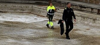 Foto portada: una treballadora del parc i un agent de la Policia Municipal, després de l'incident. Autor: cedida.