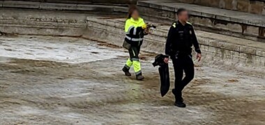 Foto portada: una treballadora del parc i un agent de la Policia Municipal, després de l'incident. Autor: cedida.