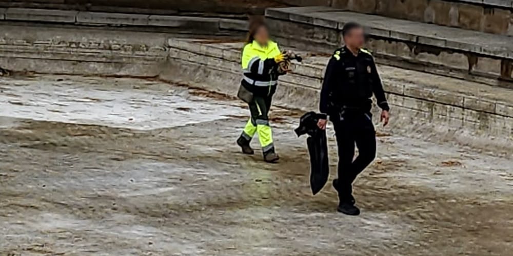 Foto portada: una treballadora del parc i un agent de la Policia Municipal, després de l'incident. Autor: cedida.