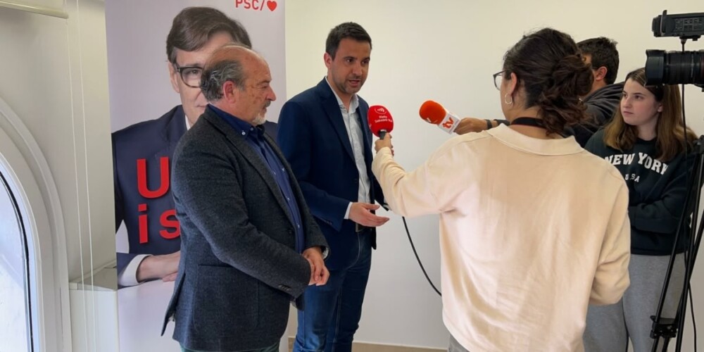 Foto portada: Manuel Robles i Pol Gibert, atenent la premsa. Autor: PSC / cedida.