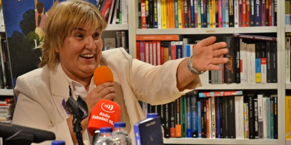 Foto portada: l'escriptora sabadellenca Montse Barderi, aquest dimarts a la Llar del Llibre. Autor: J.d.A.