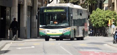 Un autobús de la TUS, a la Via Massagué, l'abril de 2024. Autor: ACN.