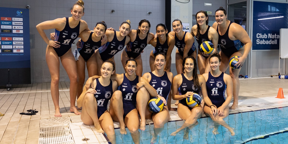 L'equip femení del CN Sabadell, aquest dimecres. Autora: Alba Garcia Barcia.