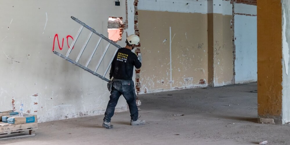 Un operari de la construcció, a Del Llac Center. Autora: Alba Garcia.