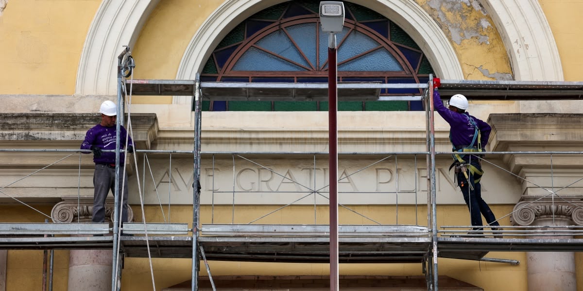 Foto portada: inici de les obres a l'església dels Padres, aquest dimarts. Autora: Alba Garcia Barcia.