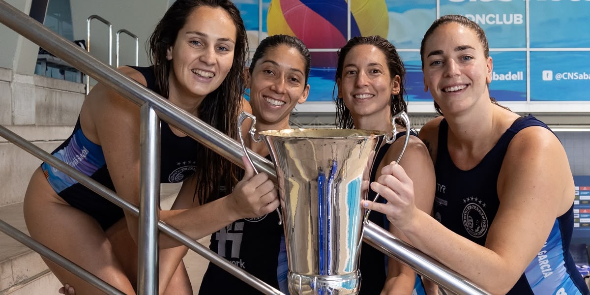 Foto portada: el pòquer d'or del CN Sabadell: Judith Forca, Mati Ortiz, Laura Ester i Maica Garcia. Autora: Alba Garcia Barcia.