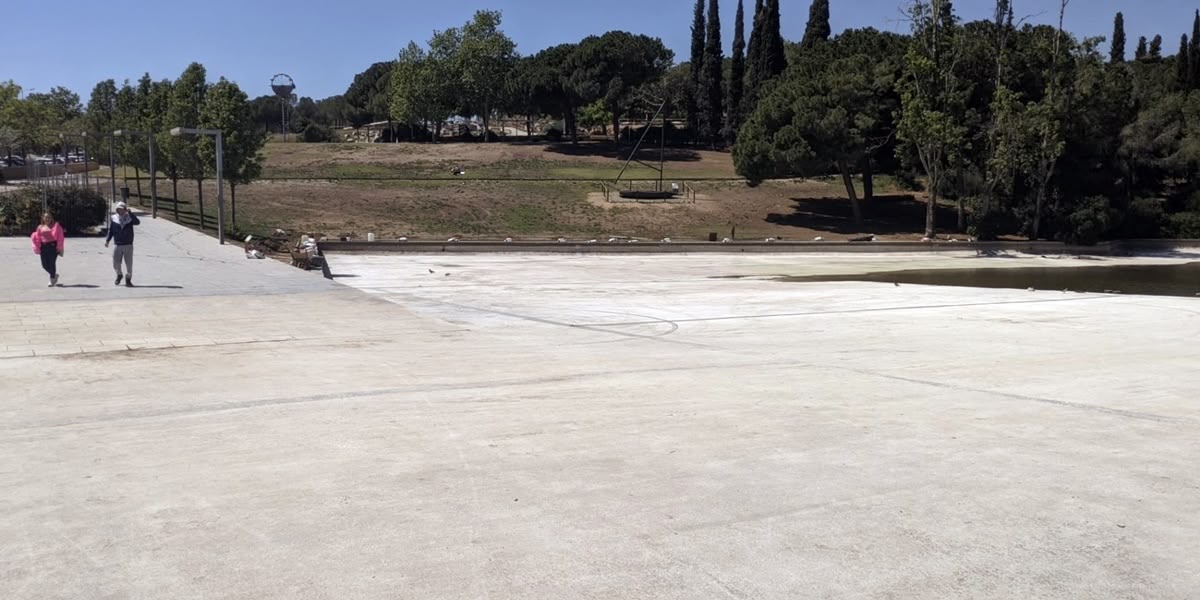 El llac del parc de Catalunya, gairebé sec, el 24 d'abril de 2024. Autor: J.d.A.