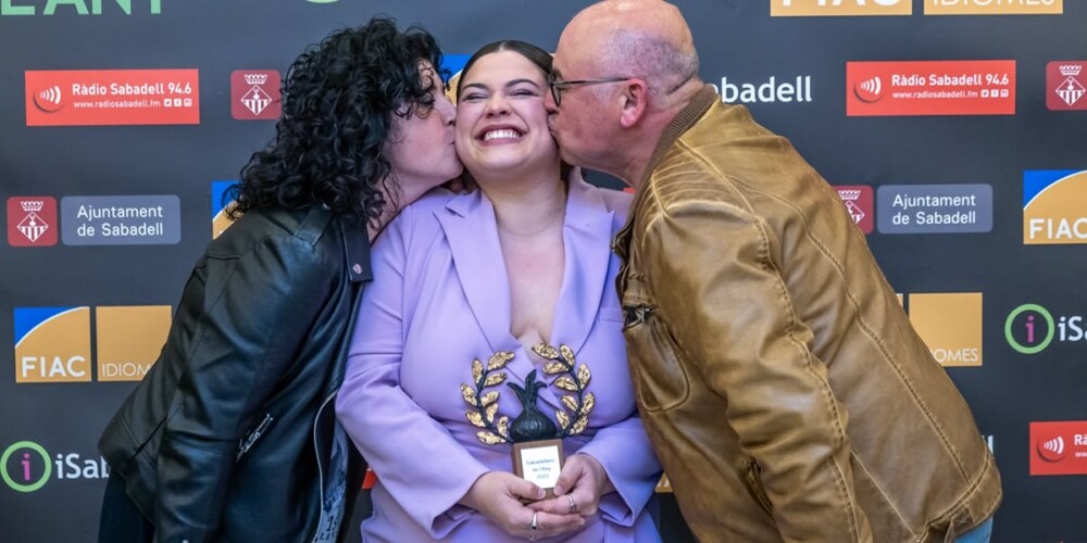 Foto portada: Mara Jiménez amb els seus pares, després de la gala. Autor: J.Peláez.