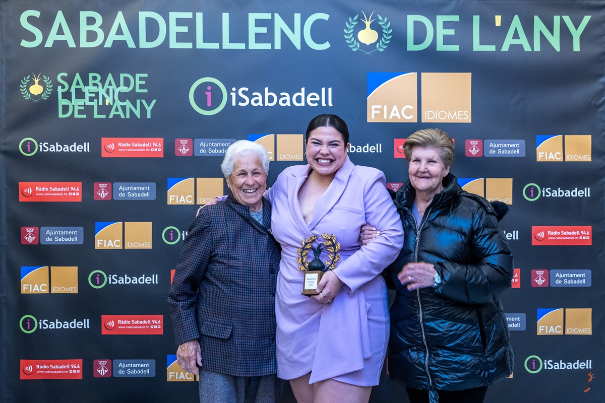 Jiménez i les seves àvies, amb el premi. Autor: J.Peláez.