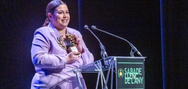 L'actriu i creadora de continguts Mara Jiménez, recollint el Sabadellenc de l'Any 2023. Autor: J.Peláez.