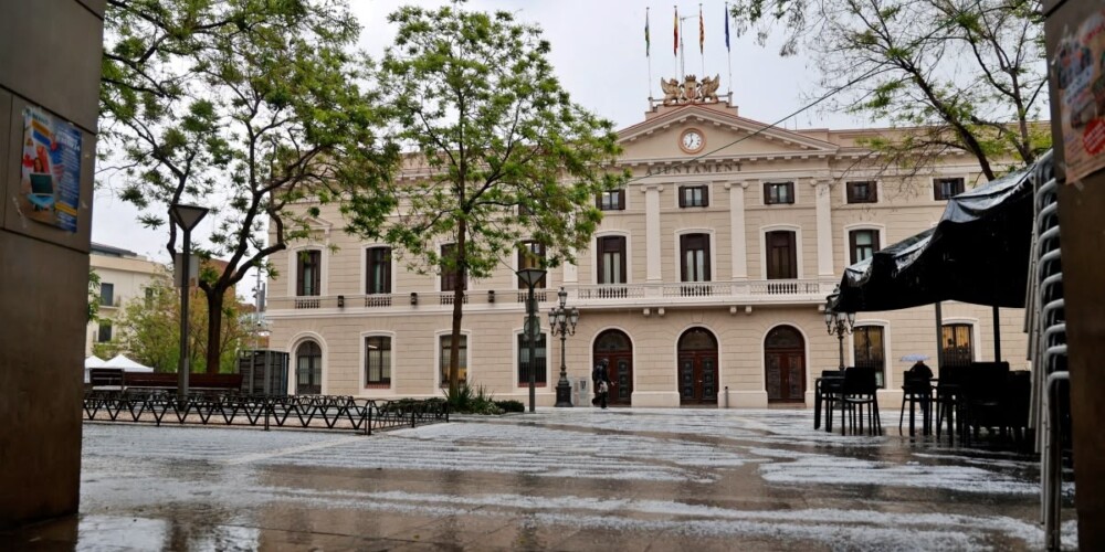 Foto portada: l'edifici de l'Ajuntament, poc després de la calamarsada. Autor: David Jiménez.