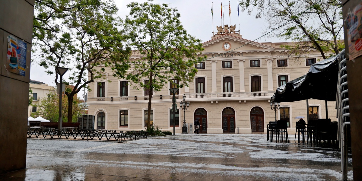 Foto portada: l'edifici de l'Ajuntament, poc després de la calamarsada. Autor: David Jiménez.