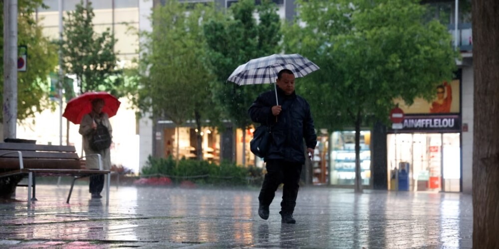 Foto portada: un home, sota la pluja, en una imatge d'arxiu. Autor: D.Jiménez.
