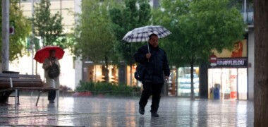 Foto portada: un home, sota la pluja, en una imatge d'arxiu. Autor: D.Jiménez.