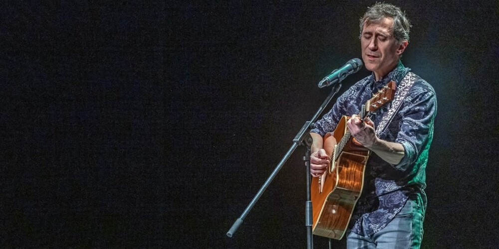 El guitarrista Pol Cruells va posar punt i final a l'acte amb la seva cançó 'Si ets de Sabadell'. Autor: J.Peláez.