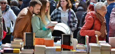 Venda de llibres, a la plaça del doctor Robert. Autor: J.d.A.