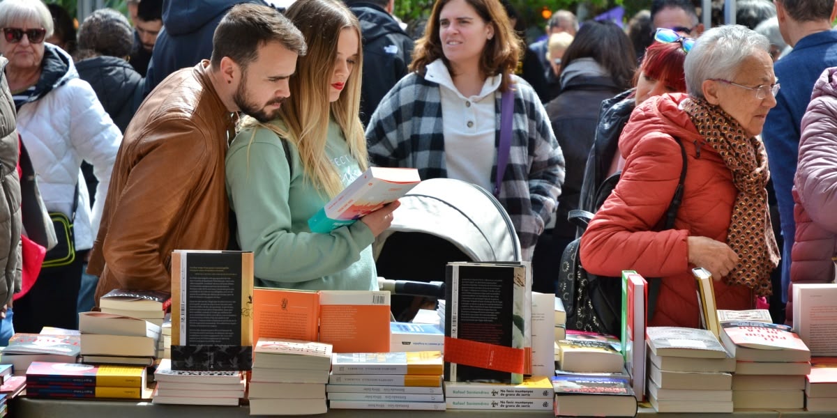 Venda de llibres, a la plaça del doctor Robert. Autor: J.d.A.