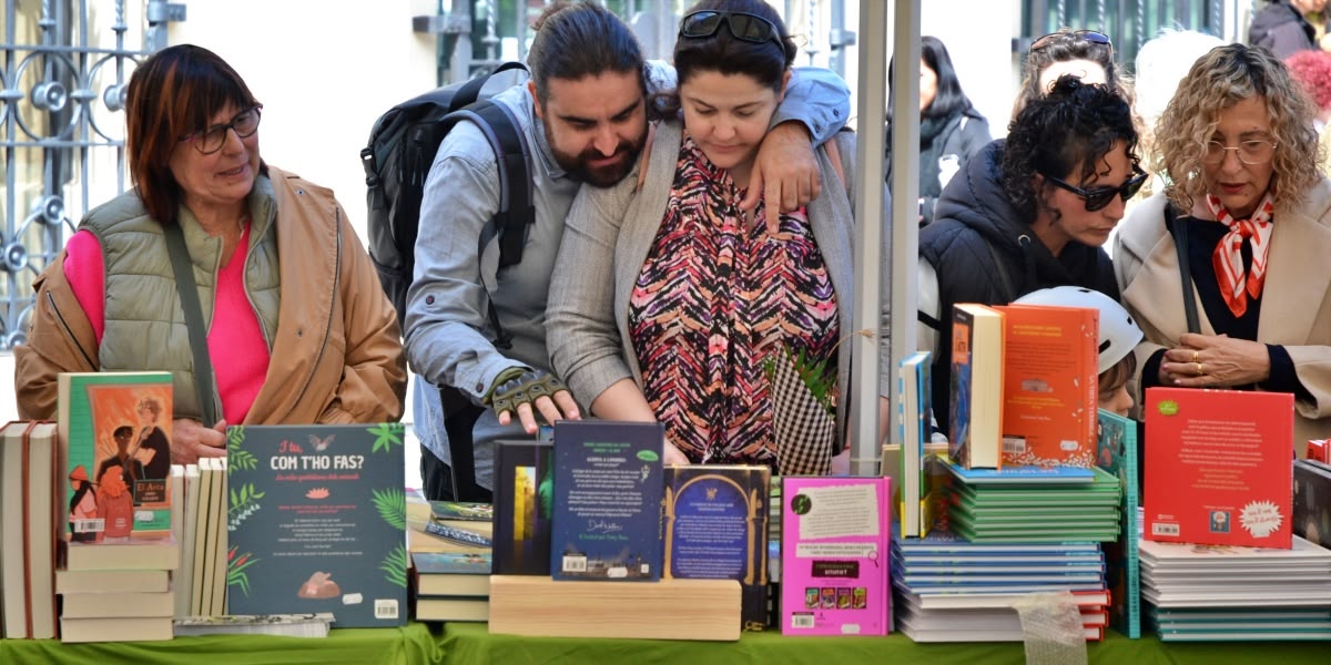 Venda de llibres, a la plaça del doctor Robert. Autor: J.d.A.