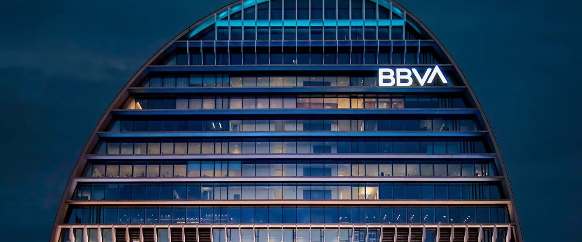 Foto portada: seu central de l'edifici corporatiu del BBVA a Madrid.