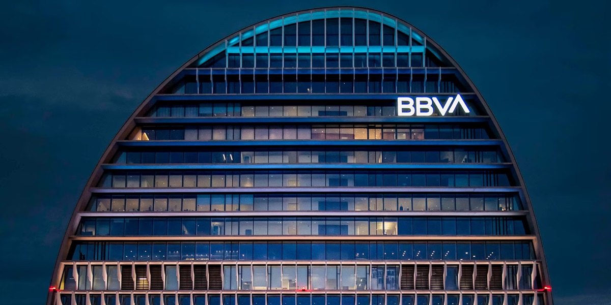 Foto portada: seu central de l'edifici corporatiu del BBVA a Madrid.