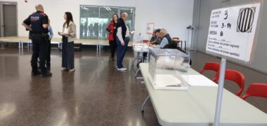 Foto portada: la mesa electoral que ha arrencat tard, buida, mentre els ciutadans voten en l'altra mesa. Autora: Alba Garcia Barcia.