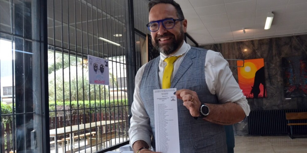 El diputat Juli Fernàndez, votant a l'Escola Industrial. Autor: J.d.A.