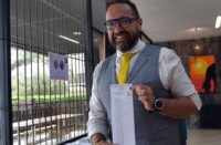 El diputat Juli Fernàndez, votant a l'Escola Industrial. Autor: J.d.A.