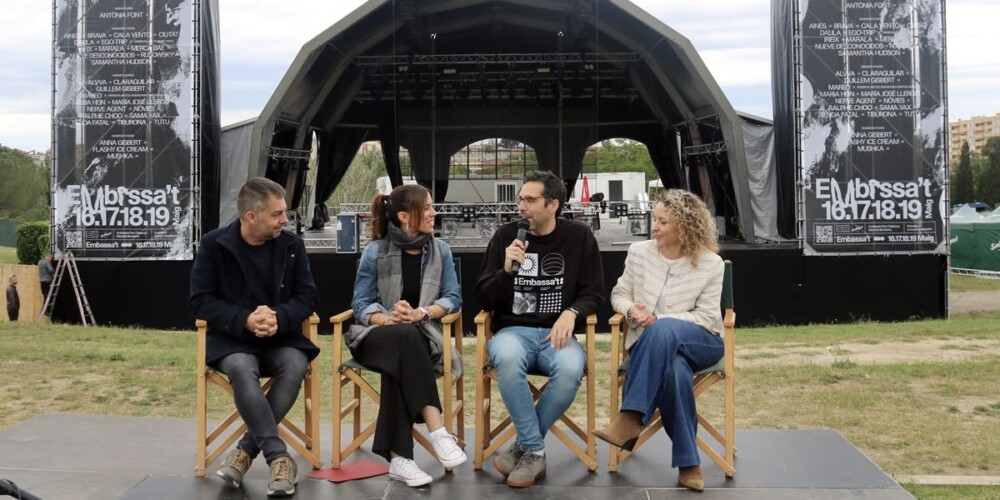 Foto portada: el regidor de Cultura, Carles de la Rosa, l'alcaldessa de Sabadell, Marta Farrés, el director de l'Embassa't, Arnau Solsona, i la regidora de Turisme, Katia Botta, aquest dimecres. Autor: ACN.