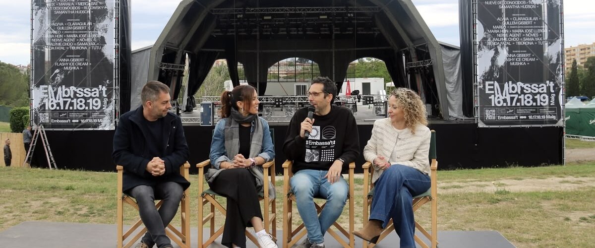Foto portada: el regidor de Cultura, Carles de la Rosa, l'alcaldessa de Sabadell, Marta Farrés, el director de l'Embassa't, Arnau Solsona, i la regidora de Turisme, Katia Botta, aquest dimecres. Autor: ACN.