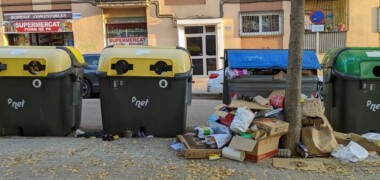 Foto portada: una fila de contenidors al carrer Plini el Vell de Can Rull, fa uns dies. Autor: J.d.A.